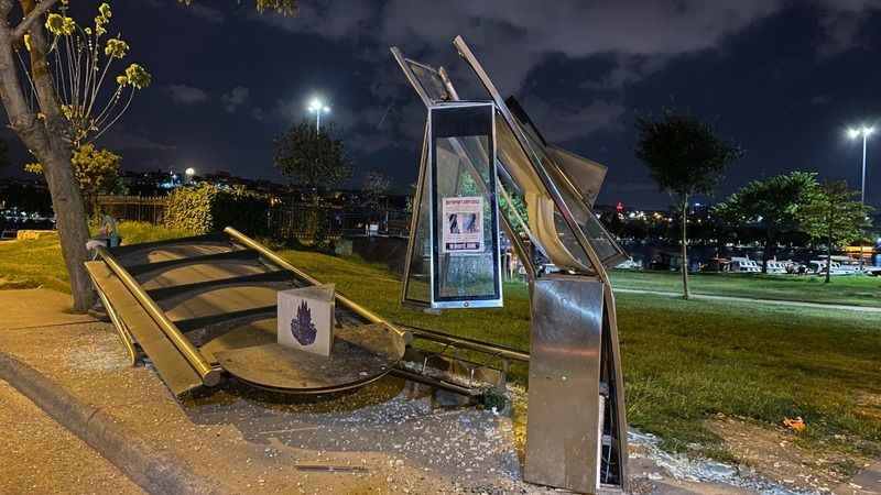 Beyoğlu'nda İETT otobüsü durağa daldı, şoför olay yerinden kaçtı